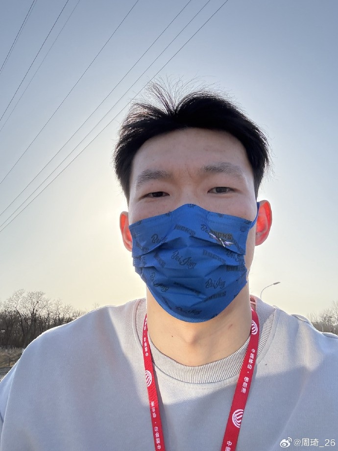 悠閑！周琦騎京牌電動車出行：太陽出來了 開京牌兜兜風(fēng)！