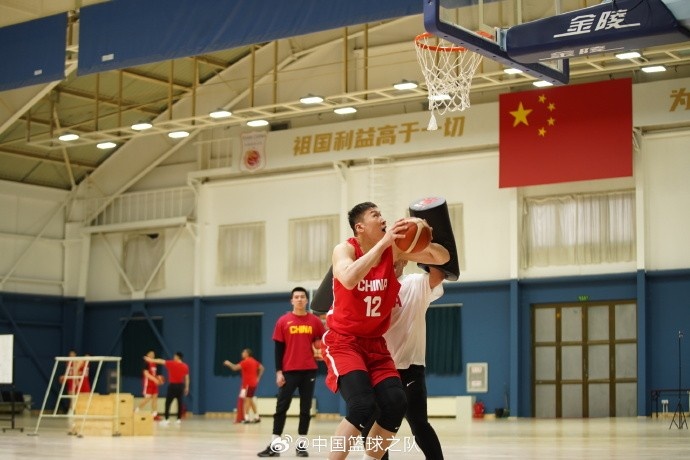 中國籃球之隊官博：大塊頭 大能量 祝李炎哲25歲生日快樂！