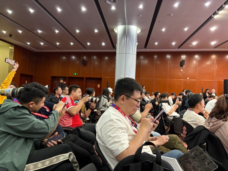 萬眾矚目！記者擠滿國(guó)足賽前新聞發(fā)布廳，賽場(chǎng)記者預(yù)計(jì)超300人