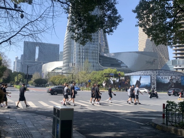 心態(tài)放松，有網(wǎng)友拍到澳大利亞隊早上在萬象城citywalk