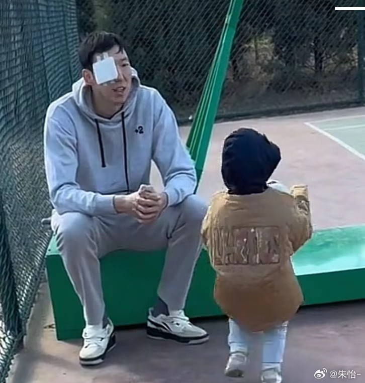 顧家好男人！記者曬出周琦手術(shù)后回歸家庭帶娃照片