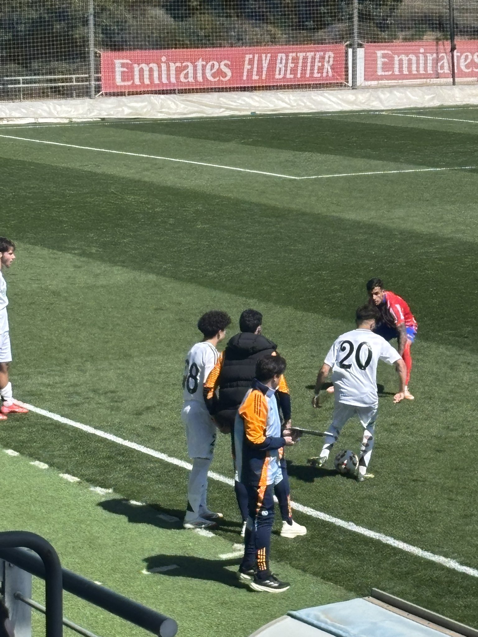 天賦滿滿！馬塞洛15歲兒子恩佐皇馬U19首秀，登場(chǎng)5分鐘腳后跟助攻