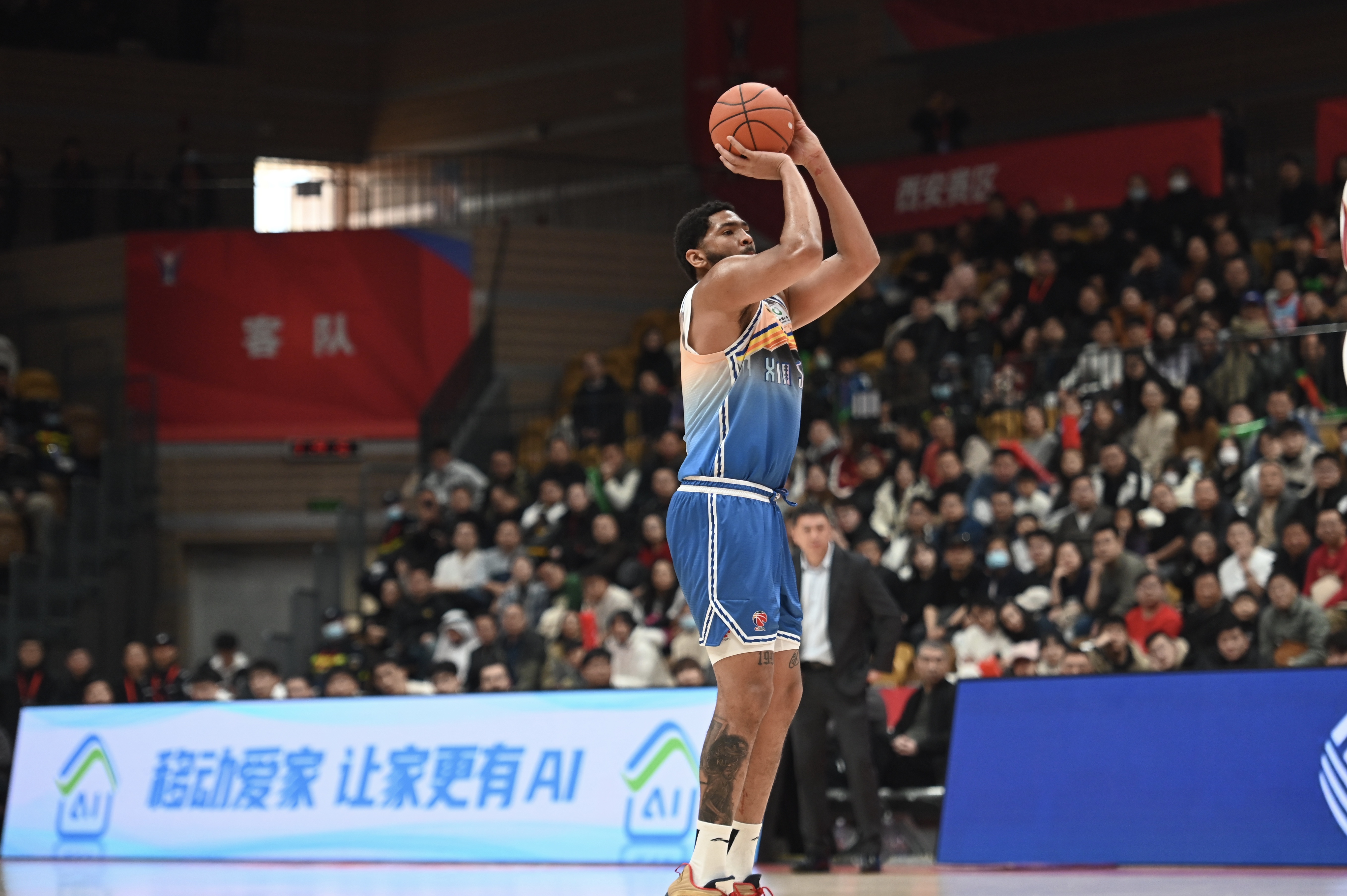 率先發(fā)力！新疆外援勞森首節(jié)7中5拿到11分 三分2中1